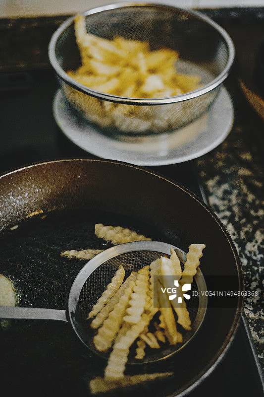 在平底锅上烹饪炸薯条图片素材