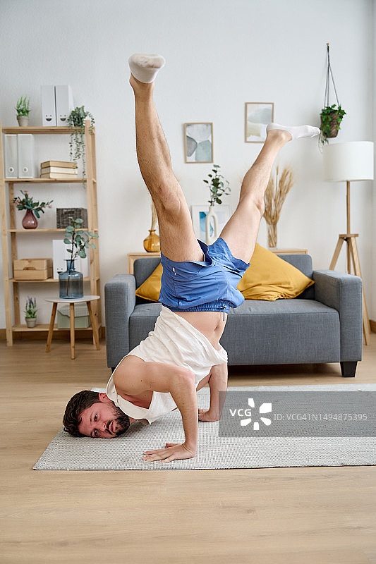 男人在家练习头倒立图片素材