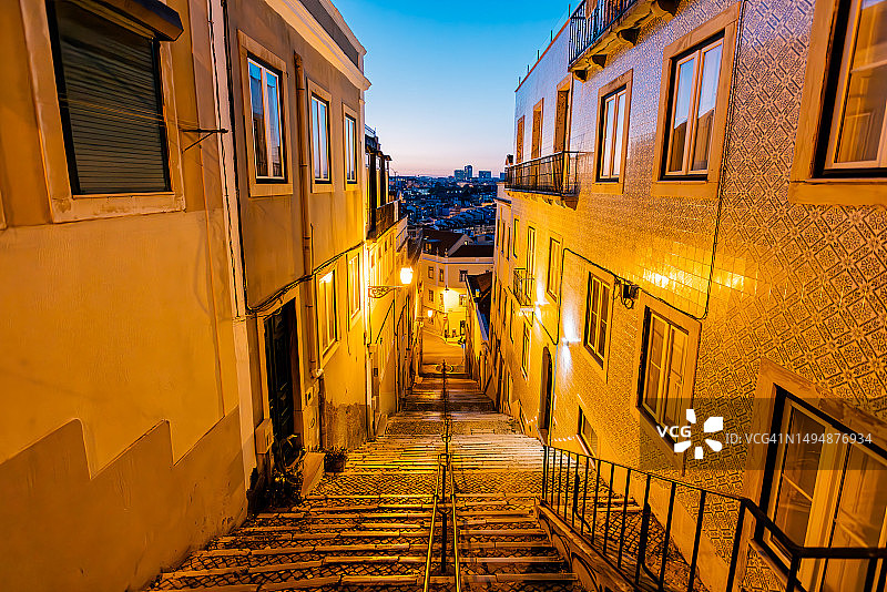 葡萄牙里斯本黄昏时分被照亮的狭窄小巷图片素材