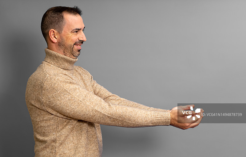 面带微笑的英俊胡须男侧脸像图片素材