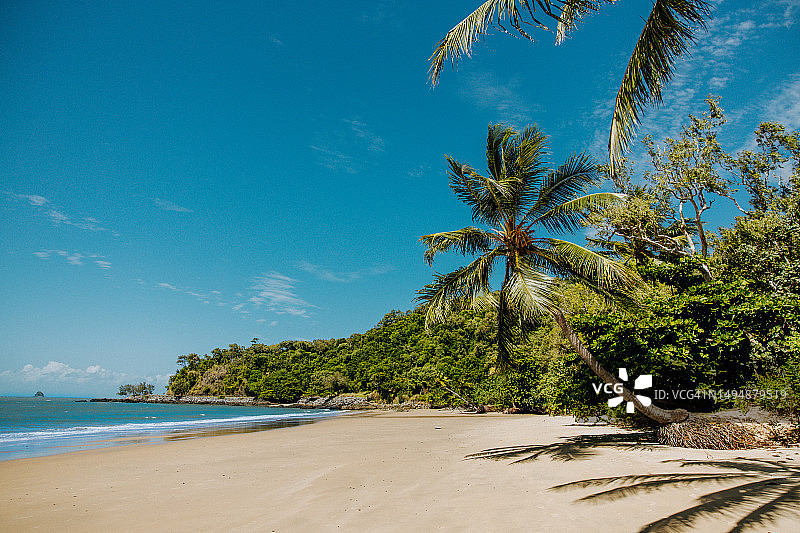 海滩对着天空的美景图片素材