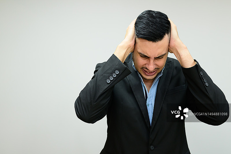 在办公室里工作的不快乐的商人图片素材