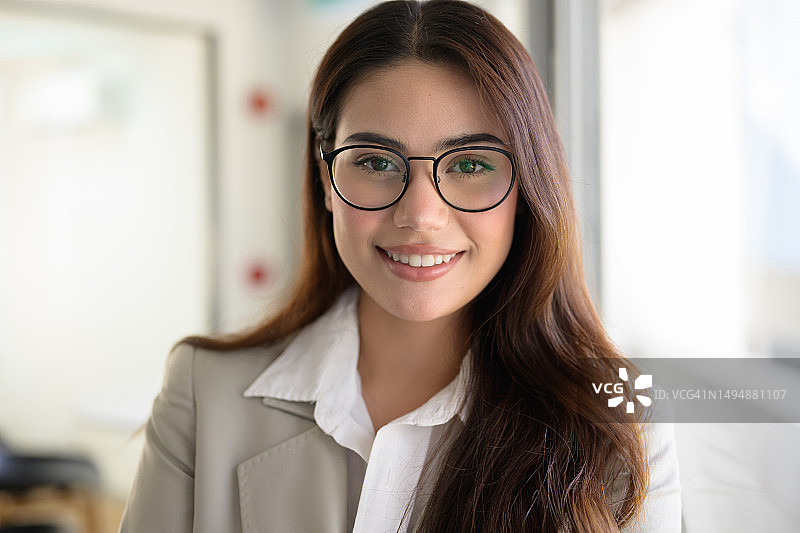 自信的女商人，在办公室里快乐地工作图片素材