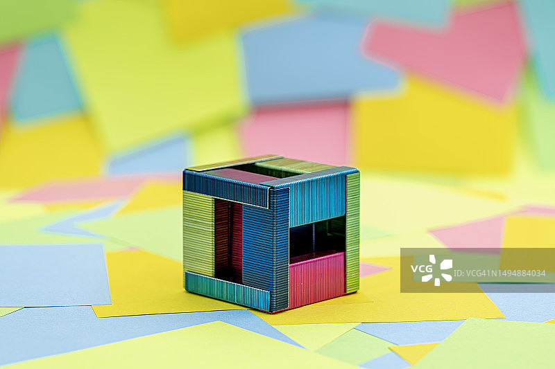 桌子上彩色玩具积木的俯视角度照片图片素材