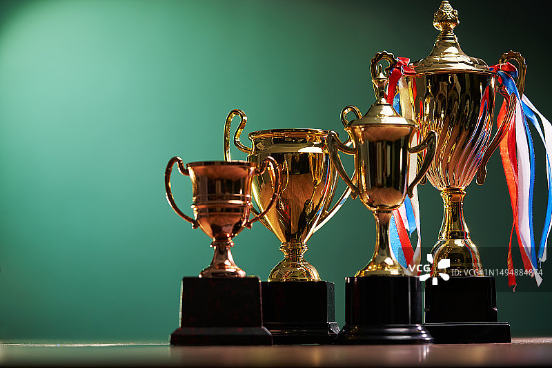 金色奖杯和黑板的特写图片素材