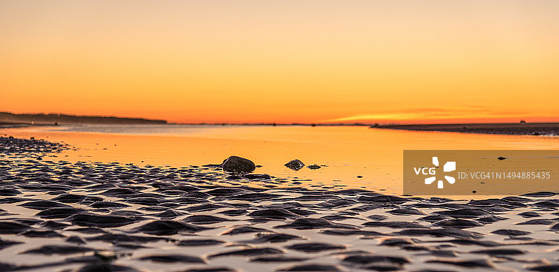 法国卡尔瓦多斯省日落时分的海滩美景图片素材