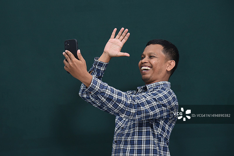 亚洲年轻男子进行视频通话图片素材