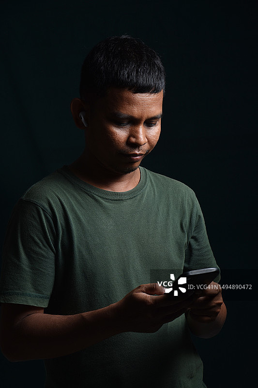 男人使用智能手机图片素材