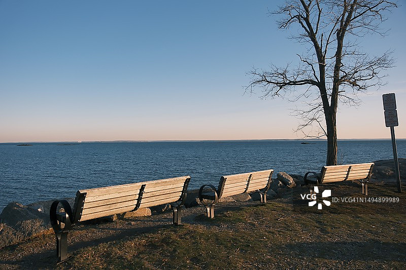 美国康涅狄格州费尔菲尔德县海边的空椅子图片素材