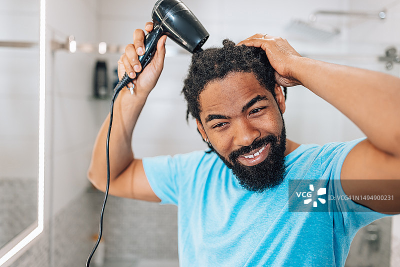 中年非裔美国男人掌握吹风技巧图片素材