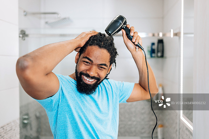 呵护头发的中年非裔美国男人图片素材