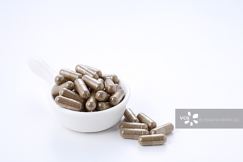 白色背景下碗中胶囊特写图片素材