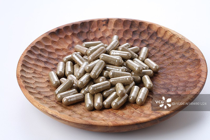 白色背景下碗中胶囊特写图片素材