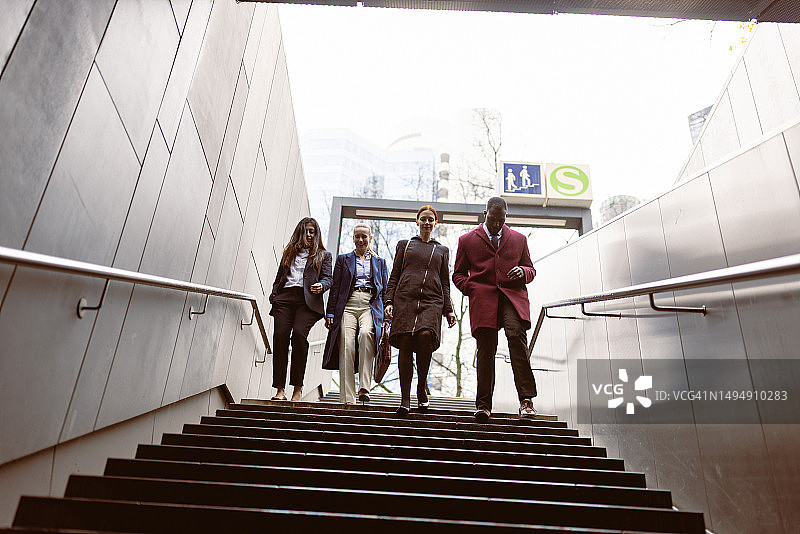 商务人士赶地铁图片素材