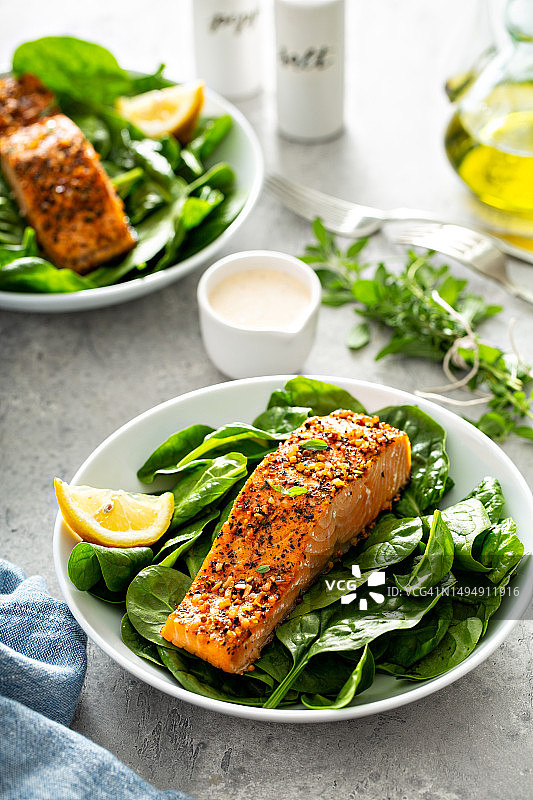 烤雪松板三文鱼配菠菜，美国图片素材