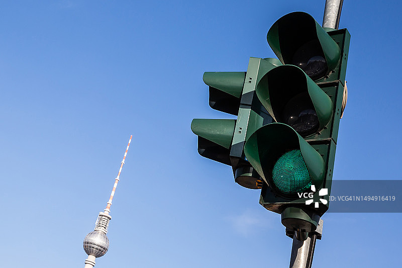 带有柏林电视塔的绿色交通灯图片素材
