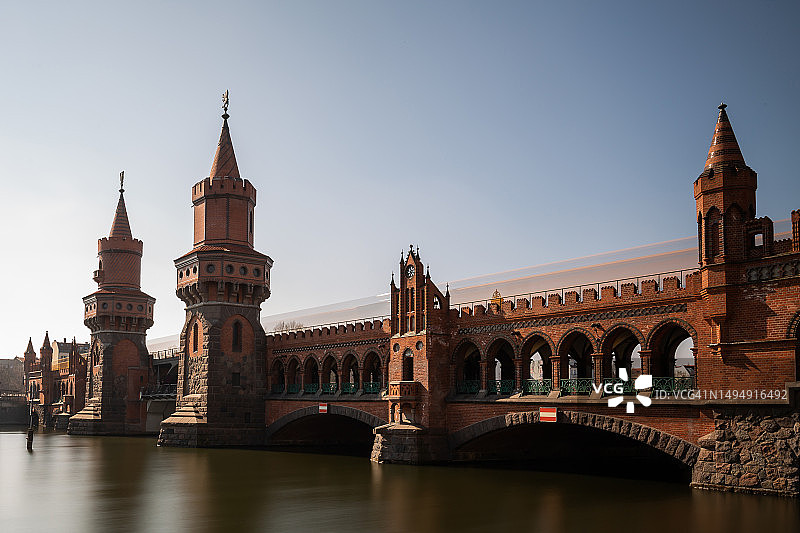 带有快速地铁列车的奥伯鲍姆桥（德国柏林）图片素材