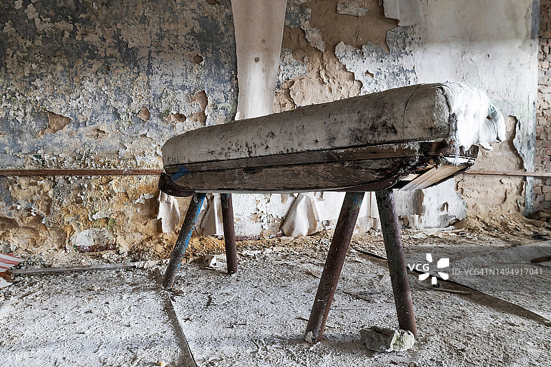 废弃建筑内带有运动器材的旧健身房图片素材