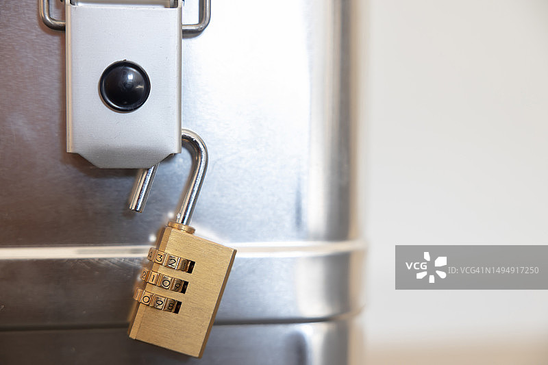 带有打开的密码锁的金属盒子图片素材
