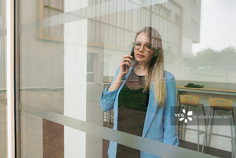 在办公室的商务女人。成熟女人的肖像。女人的职业。经理女人。决策。图片素材