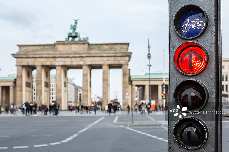 勃兰登堡门（德国柏林）的自行车红色交通灯图片素材