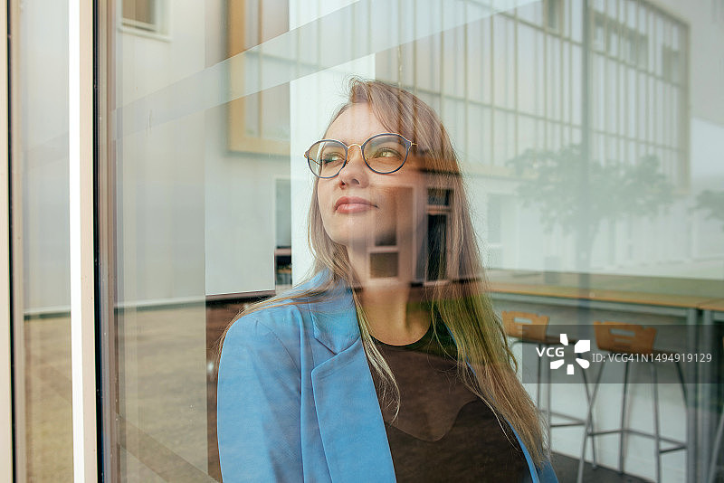 在办公室的商务女人。成熟女人的肖像。女人的职业。经理女人。决策。图片素材