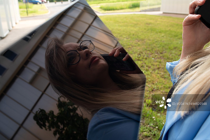 街上的商务女人：成熟女性的职业肖像，管理者决策中图片素材