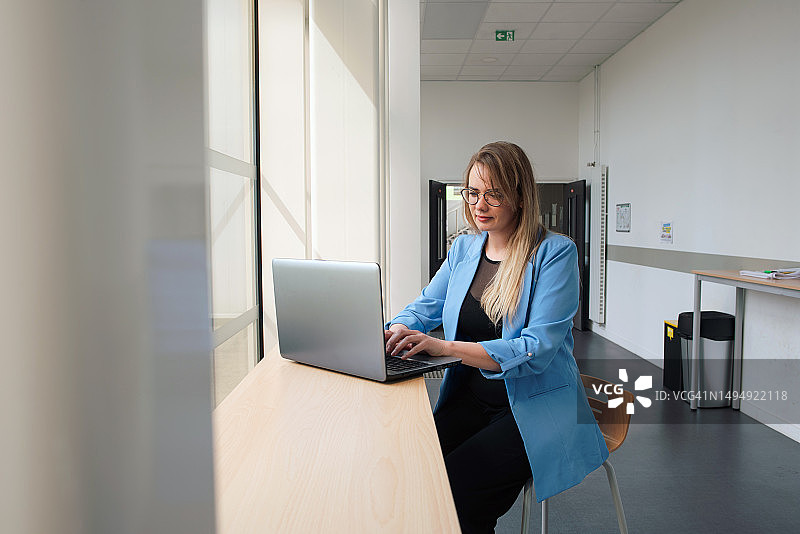 办公室中的商务女人：成熟女人的肖像，女性职业，经理，决策，使用笔记本电脑工作的女人图片素材
