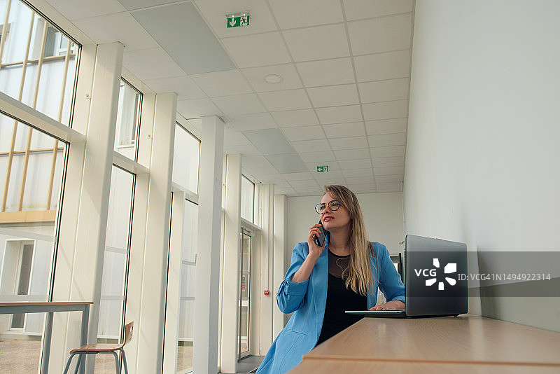 办公室中的商务女人：成熟女人的肖像，女性职业，经理，决策，使用笔记本电脑工作的女人图片素材