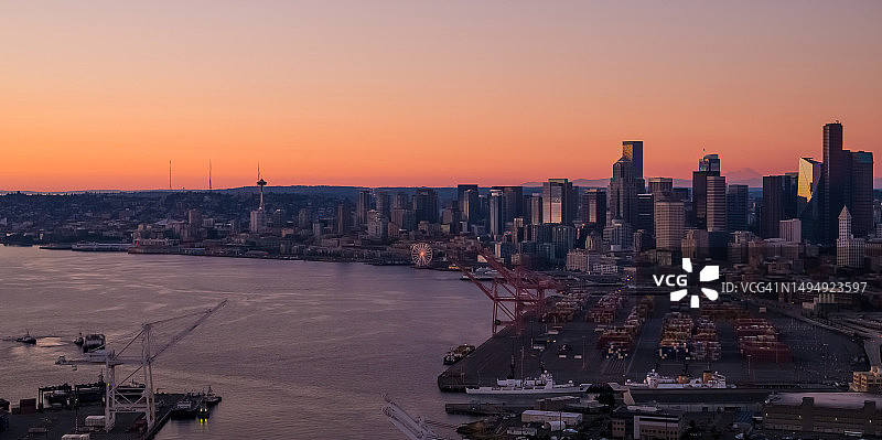 西雅图日落：天际线和西雅图港航拍图片素材