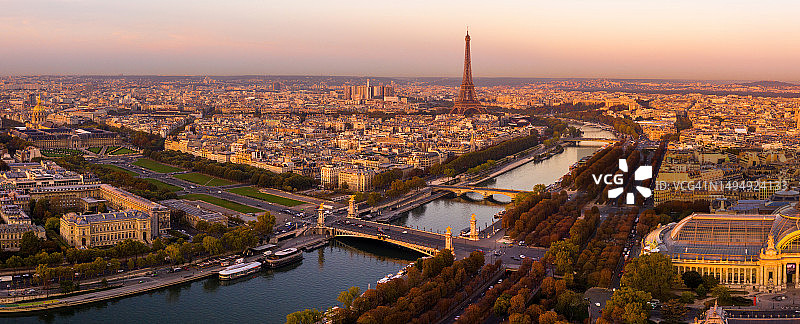 巴黎埃菲尔铁塔和塞纳河七区航拍图片素材