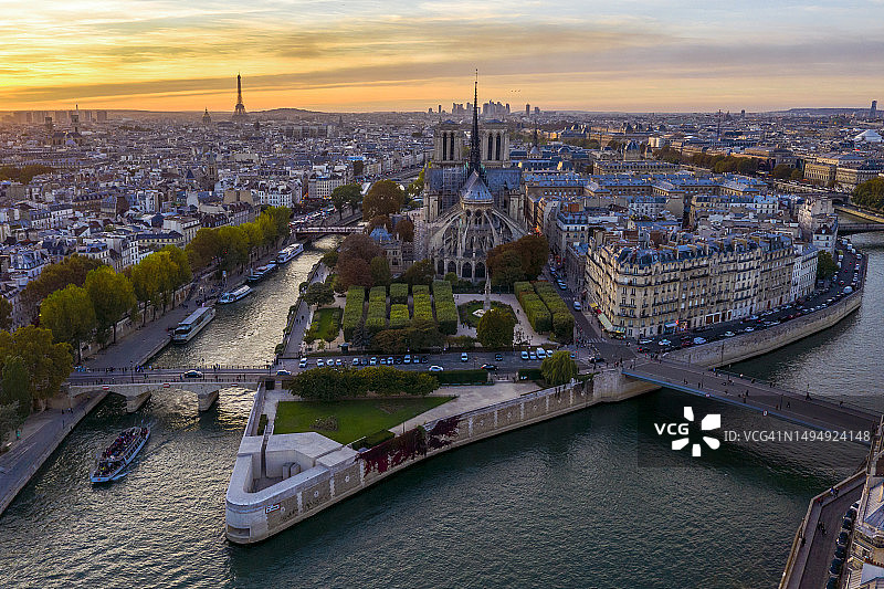巴黎圣母院和塞纳河航拍图片素材