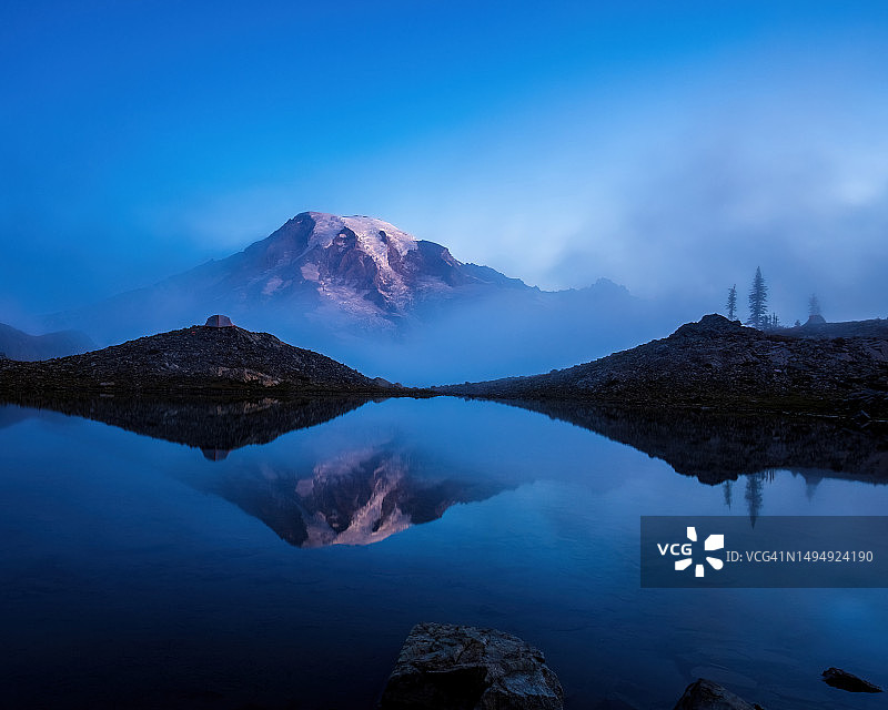 雷尼尔山日出对称倒影图片素材
