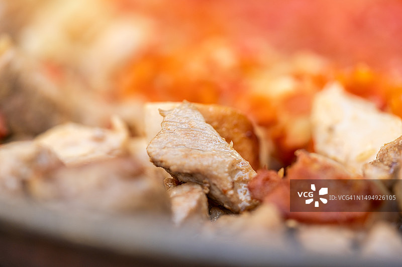 西班牙海鲜饭中的烤肉块图片素材