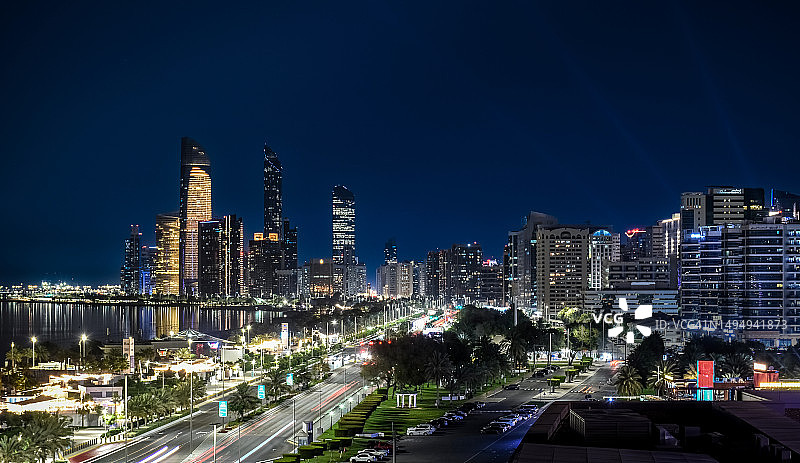 阿拉伯联合酋长国阿布扎比夜间照明的阿布扎比天际线图片素材