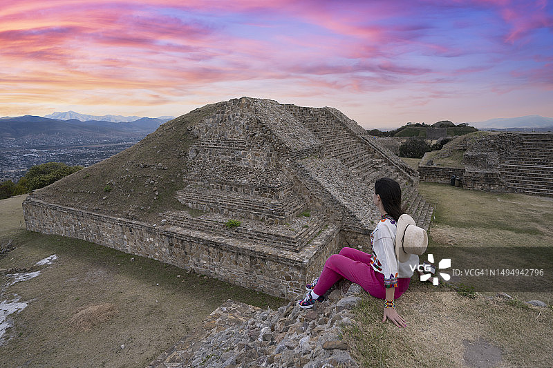在墨西哥阿尔班山考古遗址观光的女游客图片素材