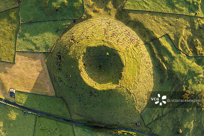 葡萄牙亚速尔群岛小型火山口航拍图片素材