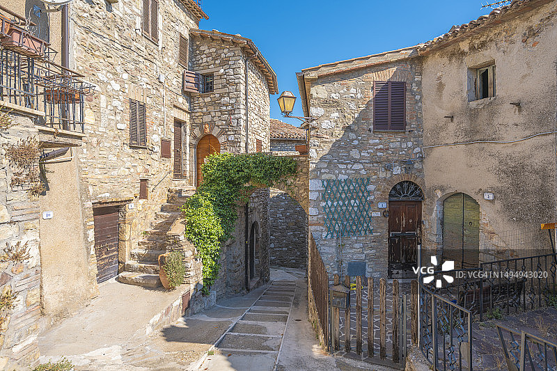 意大利翁布里亚如画的古老石头房屋村庄图片素材