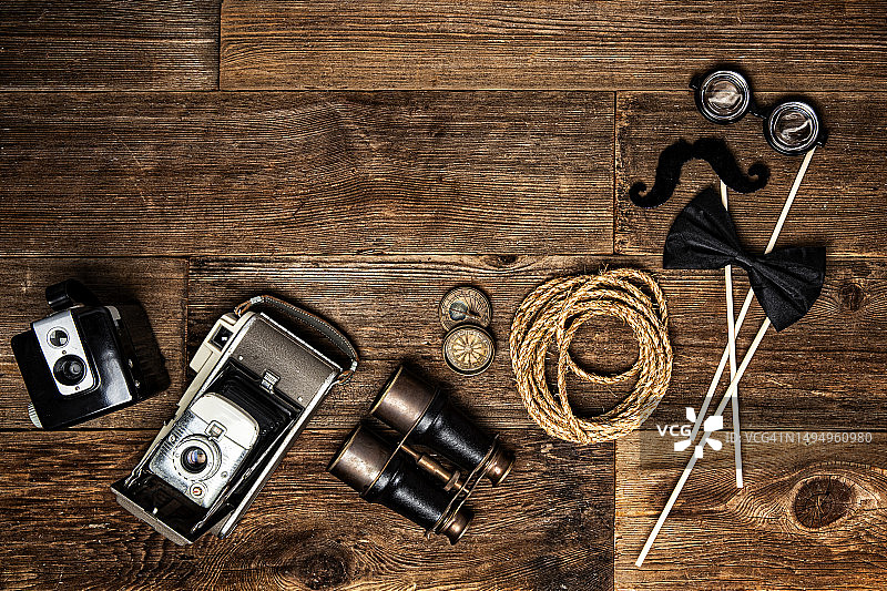 复古木质背景上的古董相机与探险装备图片素材