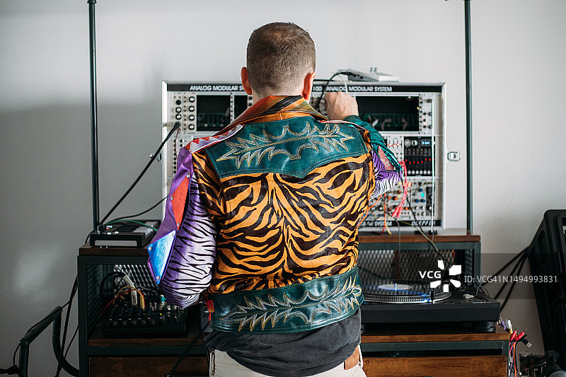 录音室中的创意音乐家图片素材