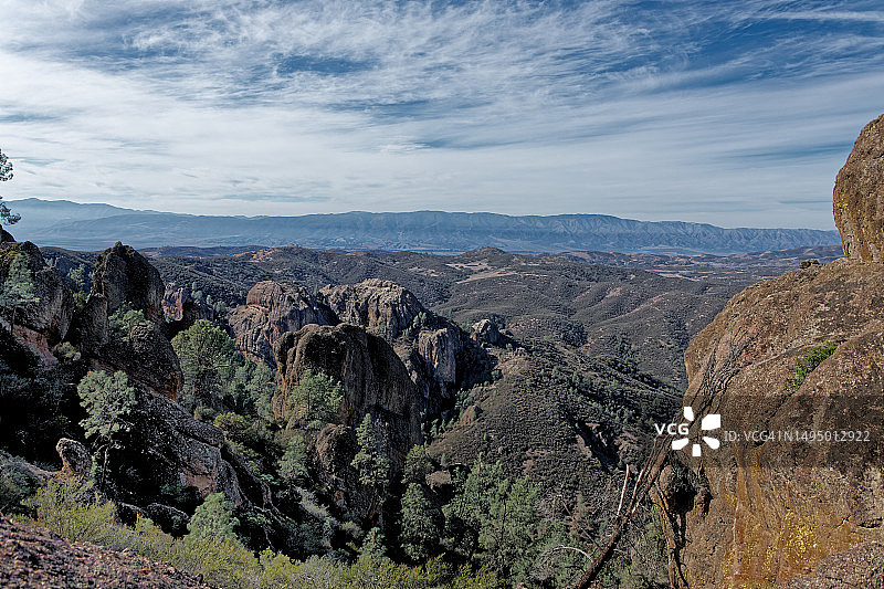 在高山小径徒步旅行时的复活墙和手指图片素材