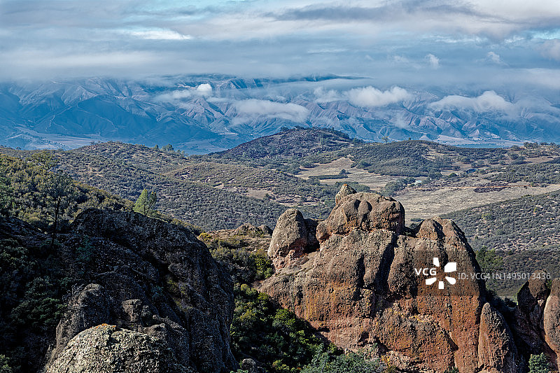 云雾缭绕的远山图片素材