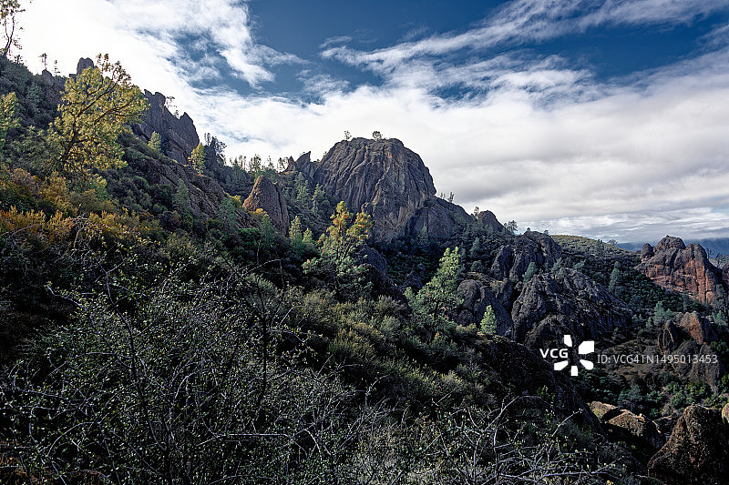 蓝天白云下的高峰图片素材