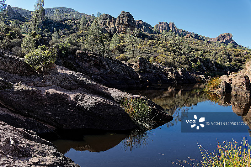 熊峡水库山坡倒影图片素材