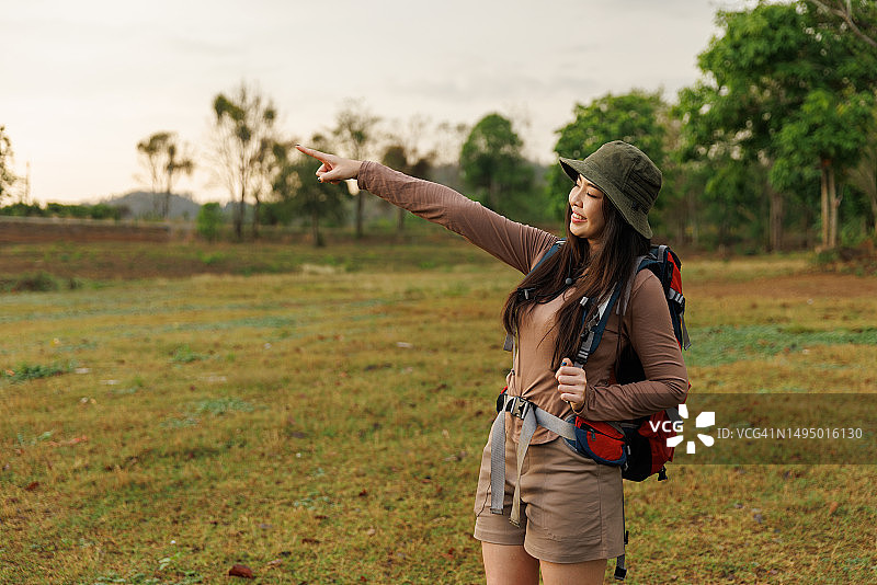 在山上的亚洲年轻女性背包客图片素材