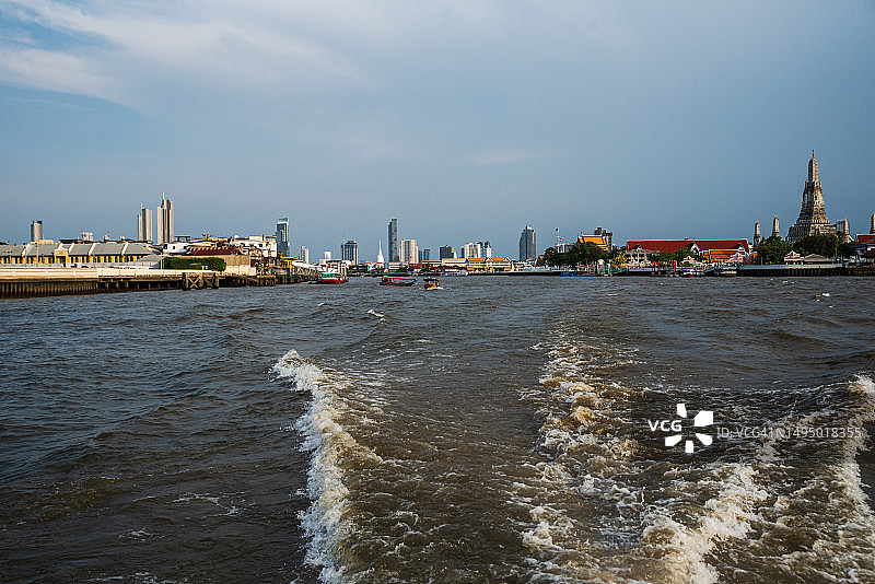 从船上眺望曼谷金融区图片素材