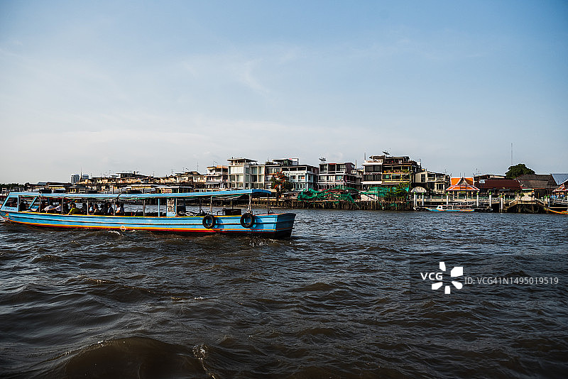 曼谷街区和湄南河上的桥梁图片素材