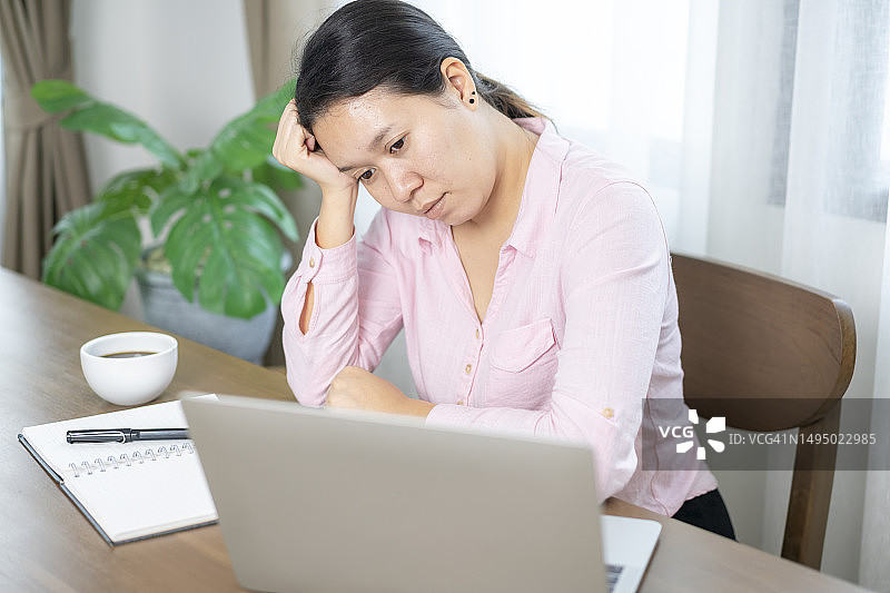 年轻女子对每月的开销感到震惊图片素材