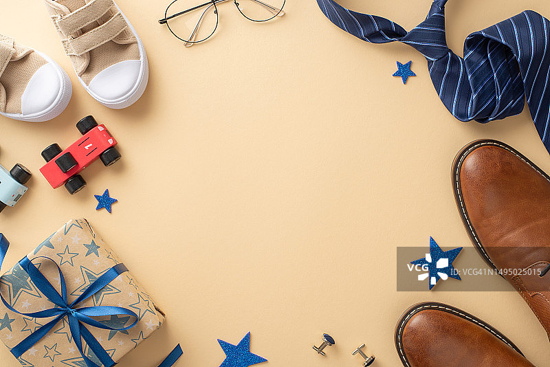 父亲节，儿子温馨祝福父亲。俯视视角：爸爸的鞋子、儿子的运动鞋、星星图案、玩具车、眼镜、领带、礼品盒在带文字或广告框的中性背景上图片素材
