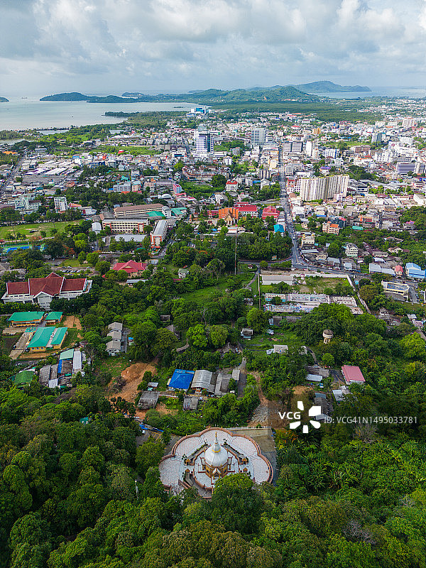 查龙萨玛纳吉寺或朗山寺，是一座拥有美丽宝塔的寺庙，位于普吉岛的一座山上图片素材